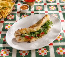 Панини с моцареллой буффало, томатами и рукколой