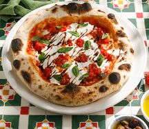 Пицца со страчателлой, томатами и базиликом