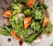 Салат с лососем гриль и бальзамической эмульсией