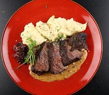 Щёки с перечным соусом