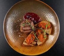 Филе миньон с ягодным соусом