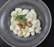 Ньокки с соусом дорблю и вешенками на гриле