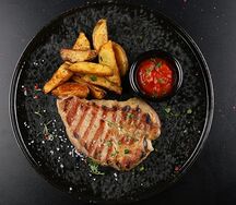 Стейк из cвинoй шеи с Айдахо