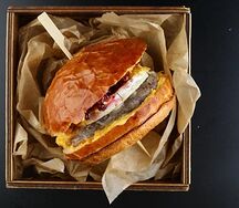 Бургер с сыром камамбер на гриле