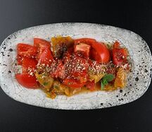 Салат с печеным перцем и томатами