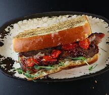 Фирменный хот-дог с томленой грудинкой