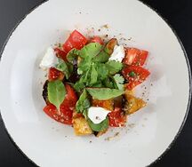 Салат с жареными баклажанами и сыром фета