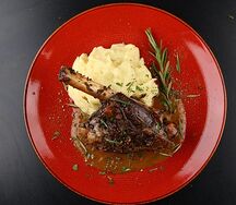 Голяшка ягненка с картофельным пюре