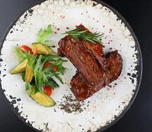 Грудинка томленая с битыми огурцами