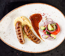 Колбаски пряные с картофельным пюре