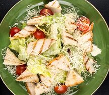 Салат Цезарь с куриной грудкой