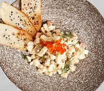 Оливье с курой и икрой