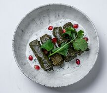 Долма с бараниной на сметанно-чесночном соусе