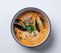 Том ям с креветками и мидиями со стеклянной лапшой