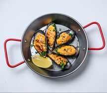 Гигантские мидии, запеченные под соусом том ям