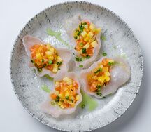 Тартар из лосося на рисовых чипсах