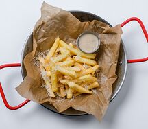 Картофель фри с сыром пармезан и грибным соусом