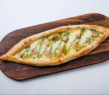 Пиде с лососем и сливочным песто