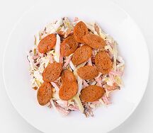 Салат с колбасой и ржаными сухариками
