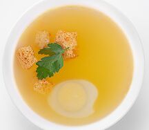 Бульон куриный с яйцом и сухариками