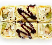 Сладкий ролл в блинчике