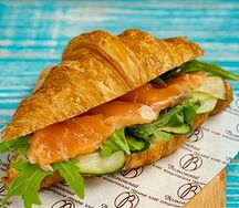 Круассан с лососем