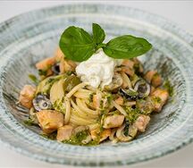 Лингвини с лососем и сыром страчателла