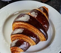 Круассан с шоколадом