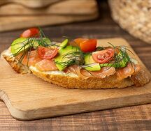 Брускетта с лососем