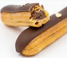 Эклер шоколадный