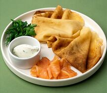 Блинчики с лососем и руккольным кремом