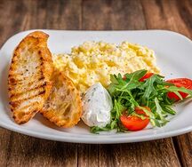 Яйца скрэмбл с руккольным кремом и гренками