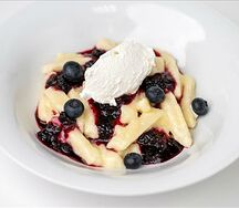 Вареники ленивые с муссом из рикотты и соусом Лесные ягоды