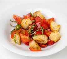 Салат панцанелла с теплыми гренками