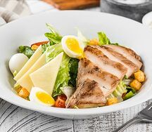 Салат Цезарь с обжаренным куриным филе