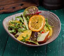 Салат с апельсинами и копченым сыром