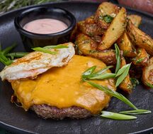 Рубленая говядина с сыром чеддер