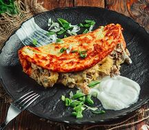 Большая картофельная лепешка с курицей и грибами