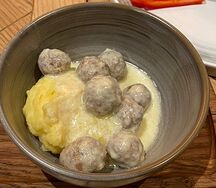 Фрикадельки в сливочном соусе с гарниром на выбор