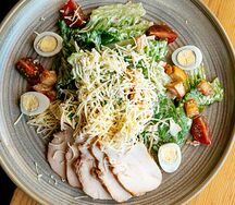 Салат Цезарь с курицей