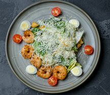 Салат Цезарь с креветками