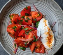 Томаты с красным луком и мацони 