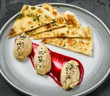 Паштет из утки с чесночной лепешкой