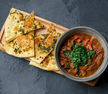 Томленая баранина с чесночной лепешкой