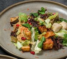 Салат с хрустящим баклажаном, ореховым соусом и гранатом