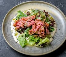 Салат с пряной свининой и сырным соусом