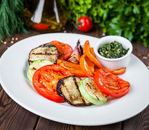 Овощи гриль с соусом песто