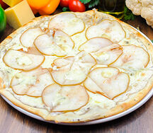 Пицца с пряной грушей и сыром Горгонзола средняя