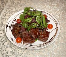 Теплый салат с говядиной