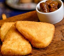 Жаренный сыр с инжирным вареньем